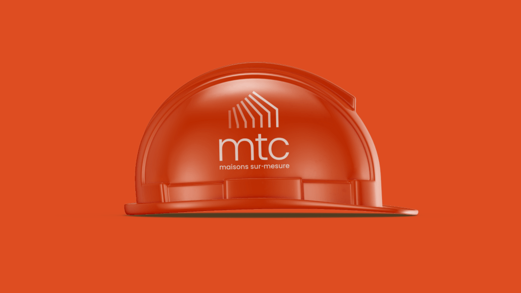logo MTC sur un casque de chantier